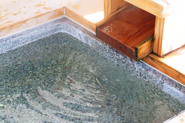 温泉の湯が流れる様子